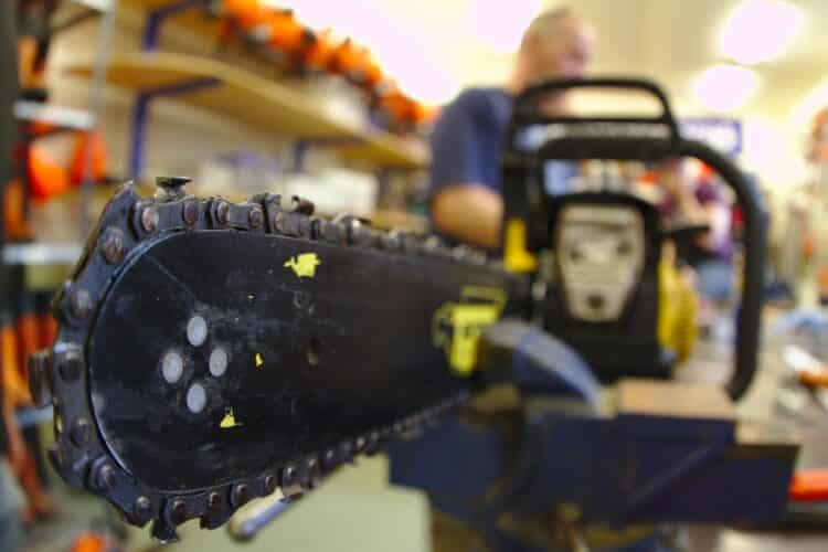 Saving Your Chainsaw With Chain and Bar Oil