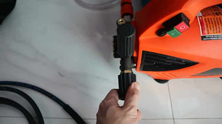 the process of clean and wash the air condition with the high pressure electric pump 