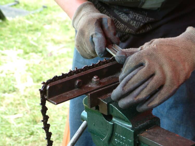 How to Sharpen a Chainsaw Chain