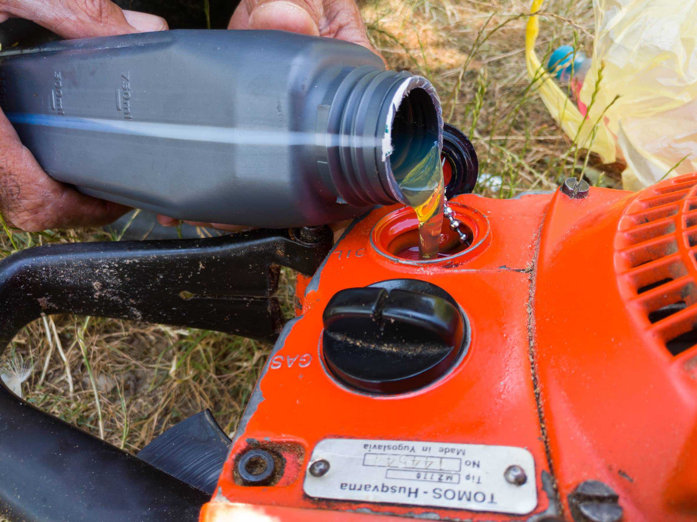 how-to-oil-a-chainsaw-kyle-s-garage