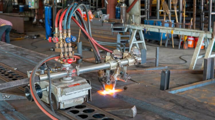 Using gas cutting machines to burning bending steel plates