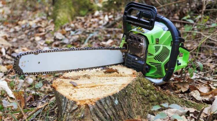How to prevent a chainsaw kickback