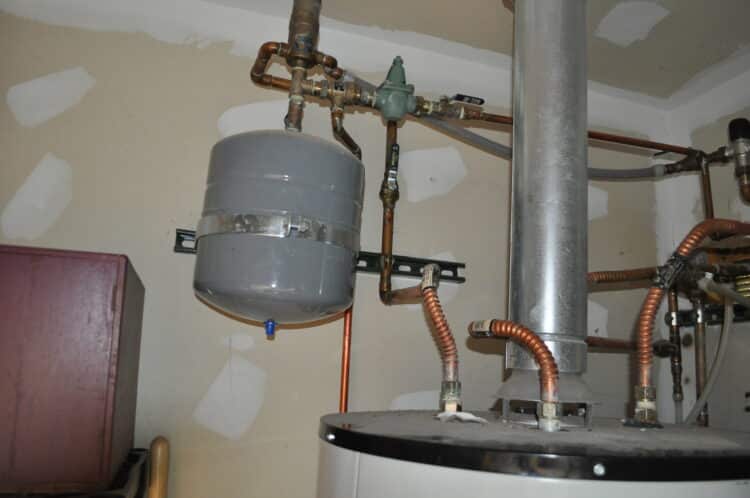 how does a water heater expansion tank work