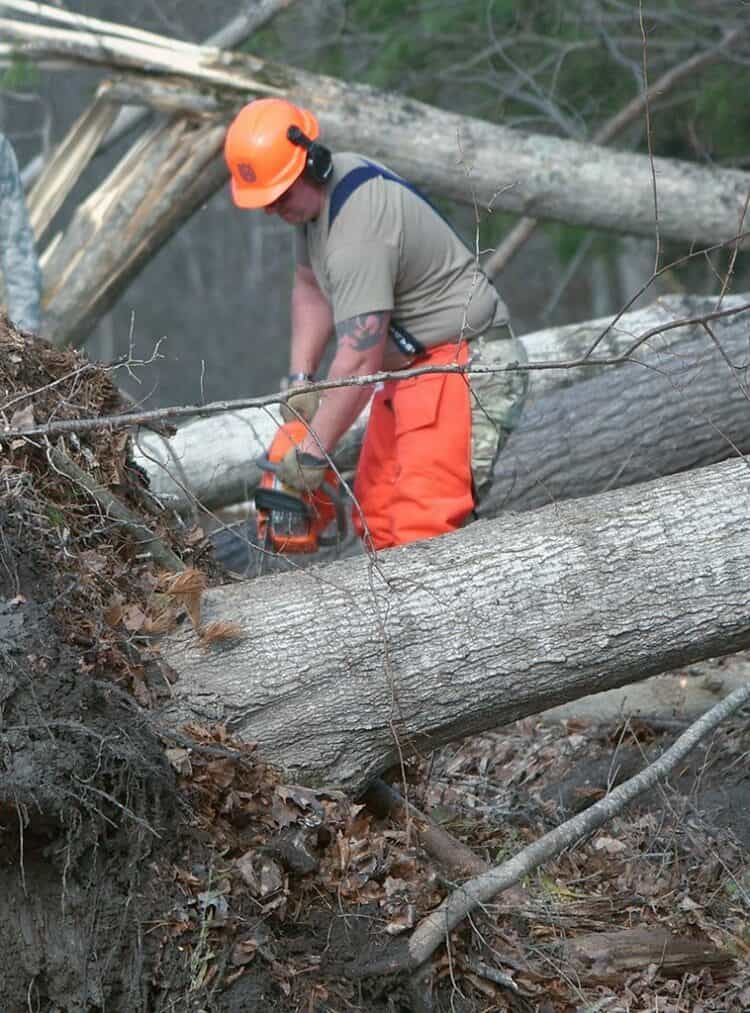 can you use a chainsaw in the rain